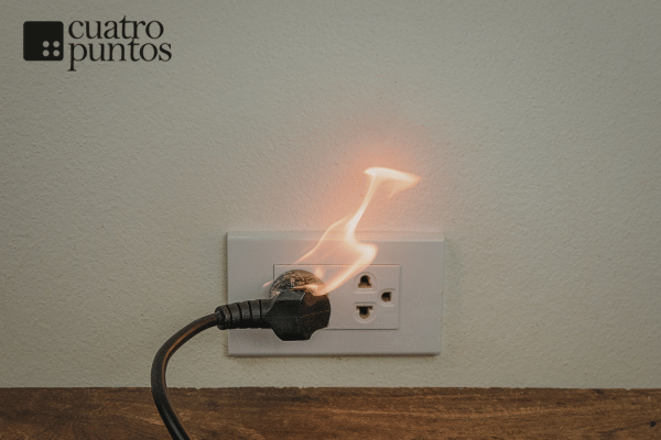 Enchufe chispeando por una mala instalación eléctrica